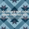 Nhân viên cẩn thận phục hồi hoa văn gạch bông bằng phương pháp thủ công.