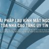 Mặt ngoài kính của tòa nhà phản chiếu trời xanh sau khi vệ sinh.