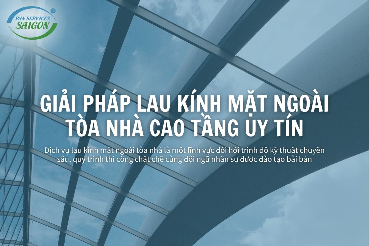 Mặt ngoài kính của tòa nhà phản chiếu trời xanh sau khi vệ sinh.