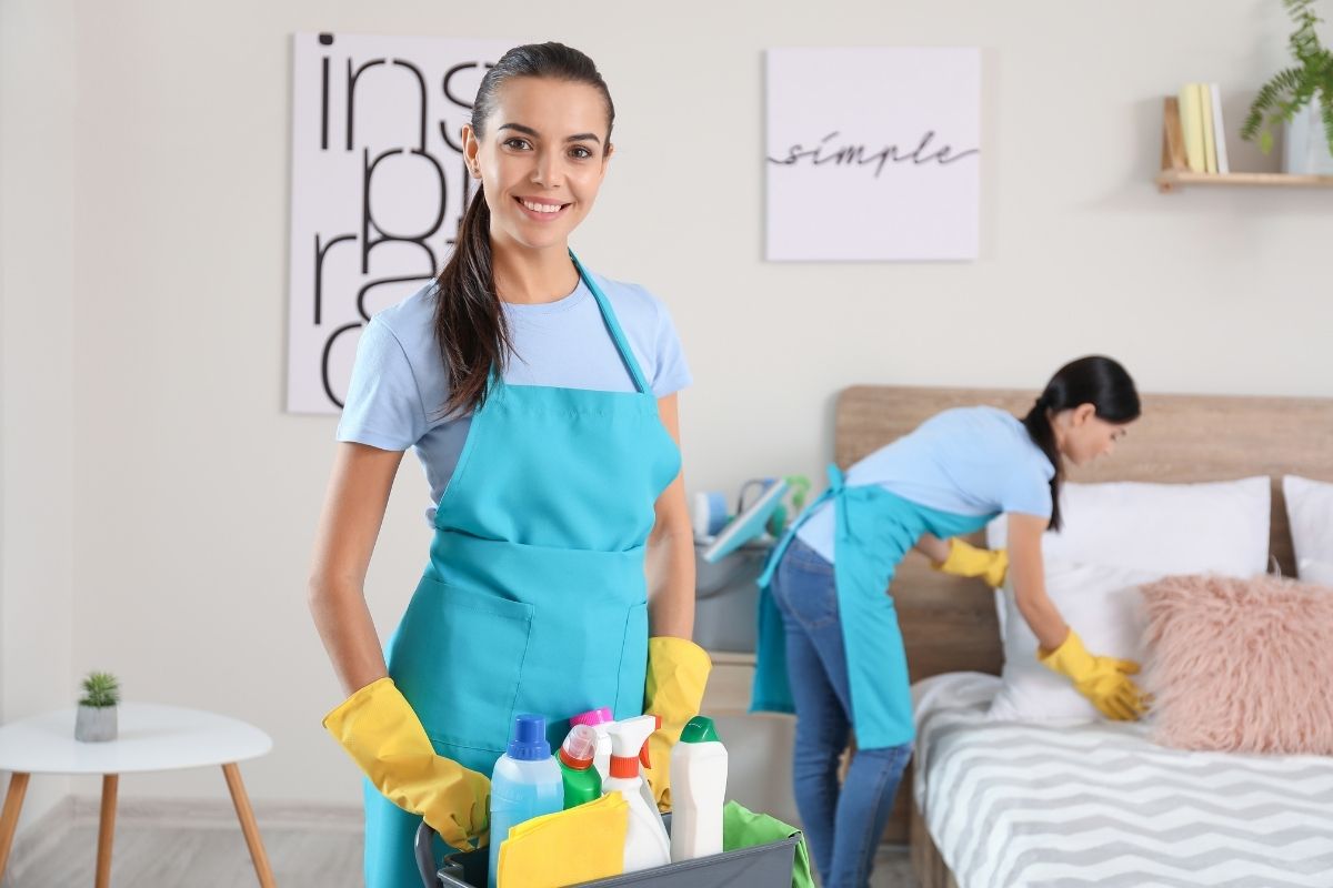 Đội Ngũ Nhân Viên Tạp Vụ Khách Sạn Tận Tâm, Được Đào Tạo Bài Bản