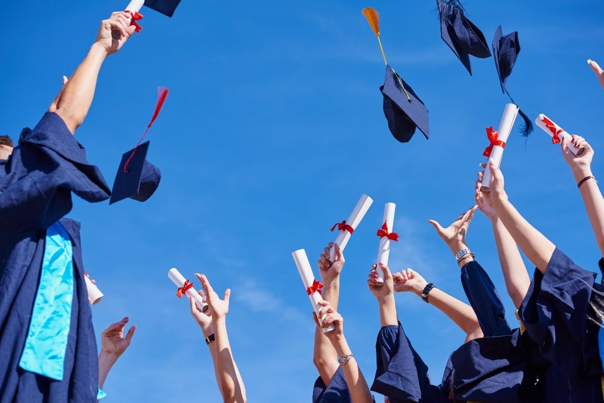 Tạp Vụ Trường Đại Học, Cao Đẳng