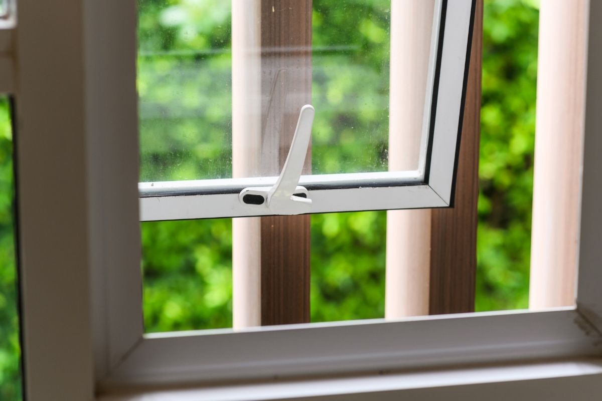 Mở Cửa Sổ, Cửa Ra Vào Để Lấy Không Khí Trong Lành Và Khử Được Mùi Ẩm Mốc
