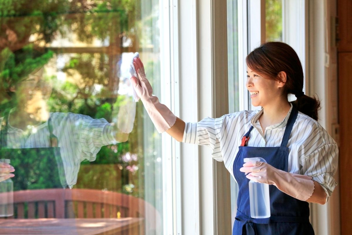 Mẹo Giữ Cho Kính Luôn Sạch Đẹp - Sáng Bóng Sau Khi Tẩy Keo Dính Trên Bề Mặt Kính