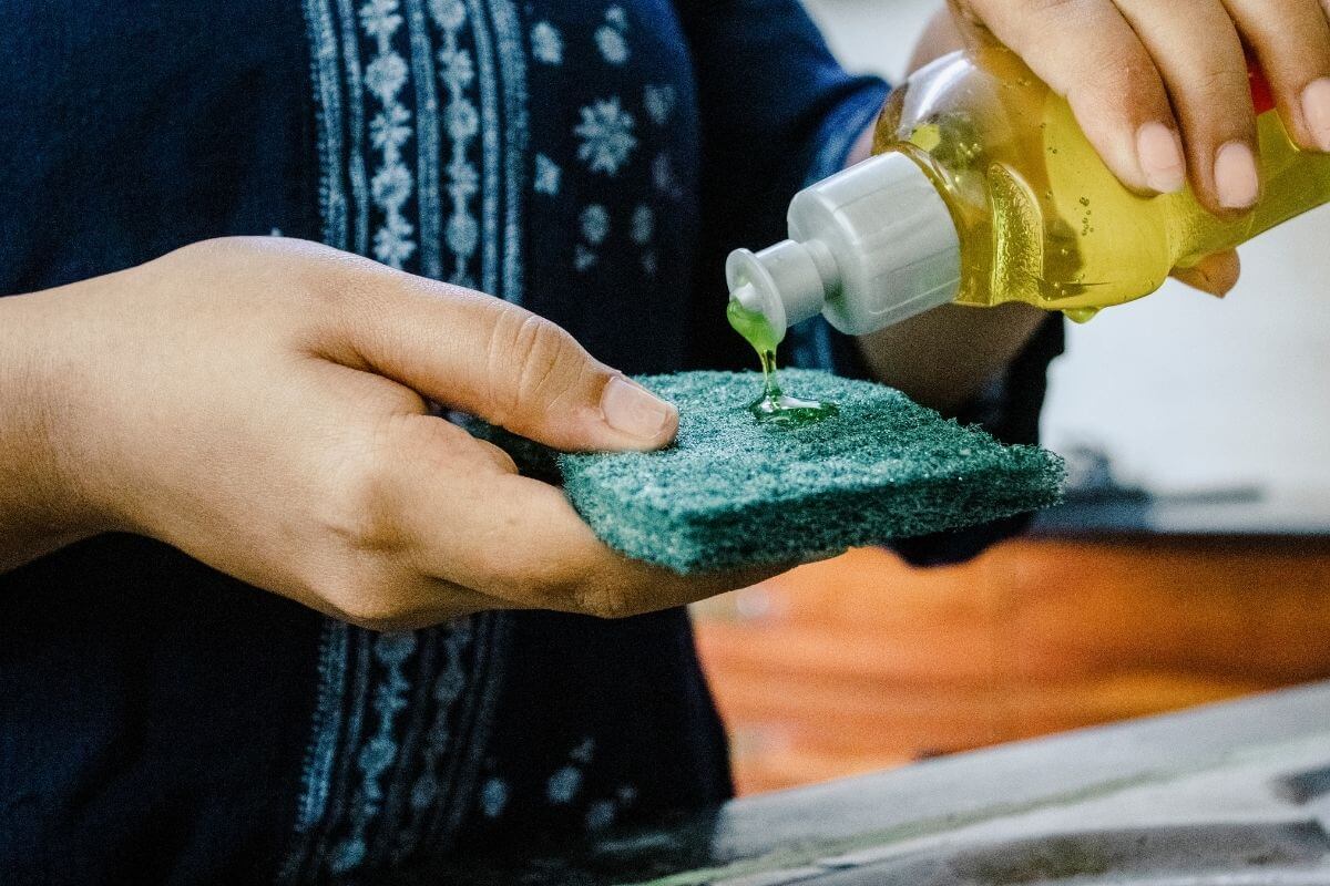 Cách Tẩy Vết Keo Dính Trên Bề Mặt Kính Bằng Nước Rửa Chén