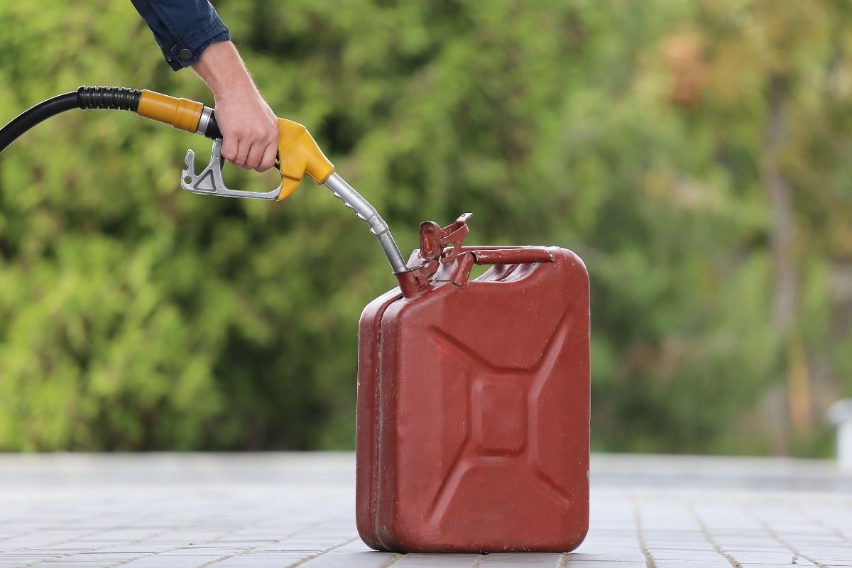 Cách Tẩy Vết Keo Dính Trên Bề Mặt Kính Bằng Xăng