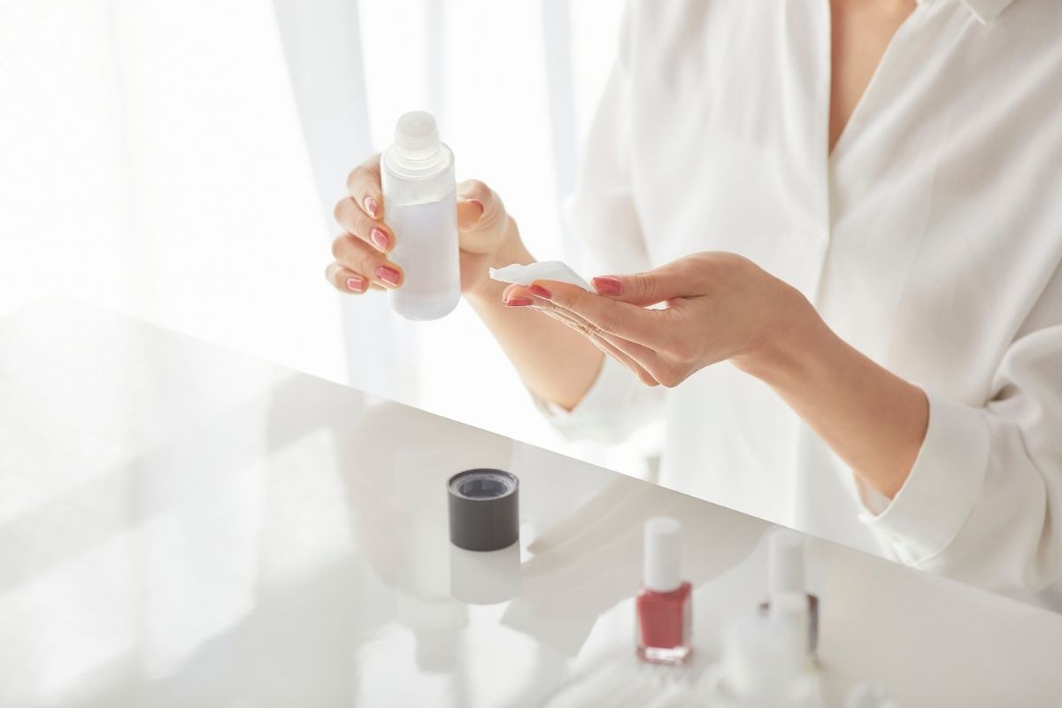 Cách Tẩy Vết Keo Dính Trên Bề Mặt Kính Bằng Tẩy Sơn Móng Tay
