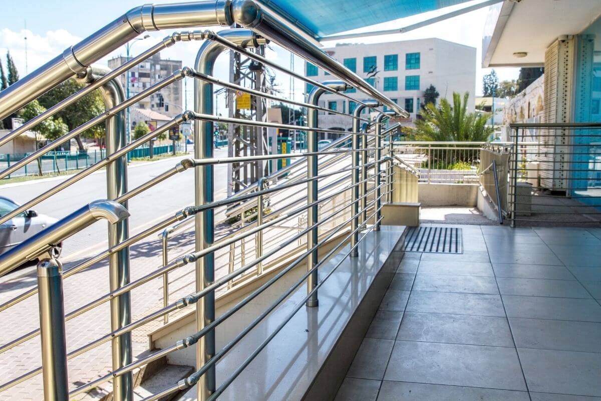 Đánh bóng hàng rào chắn bằng inox