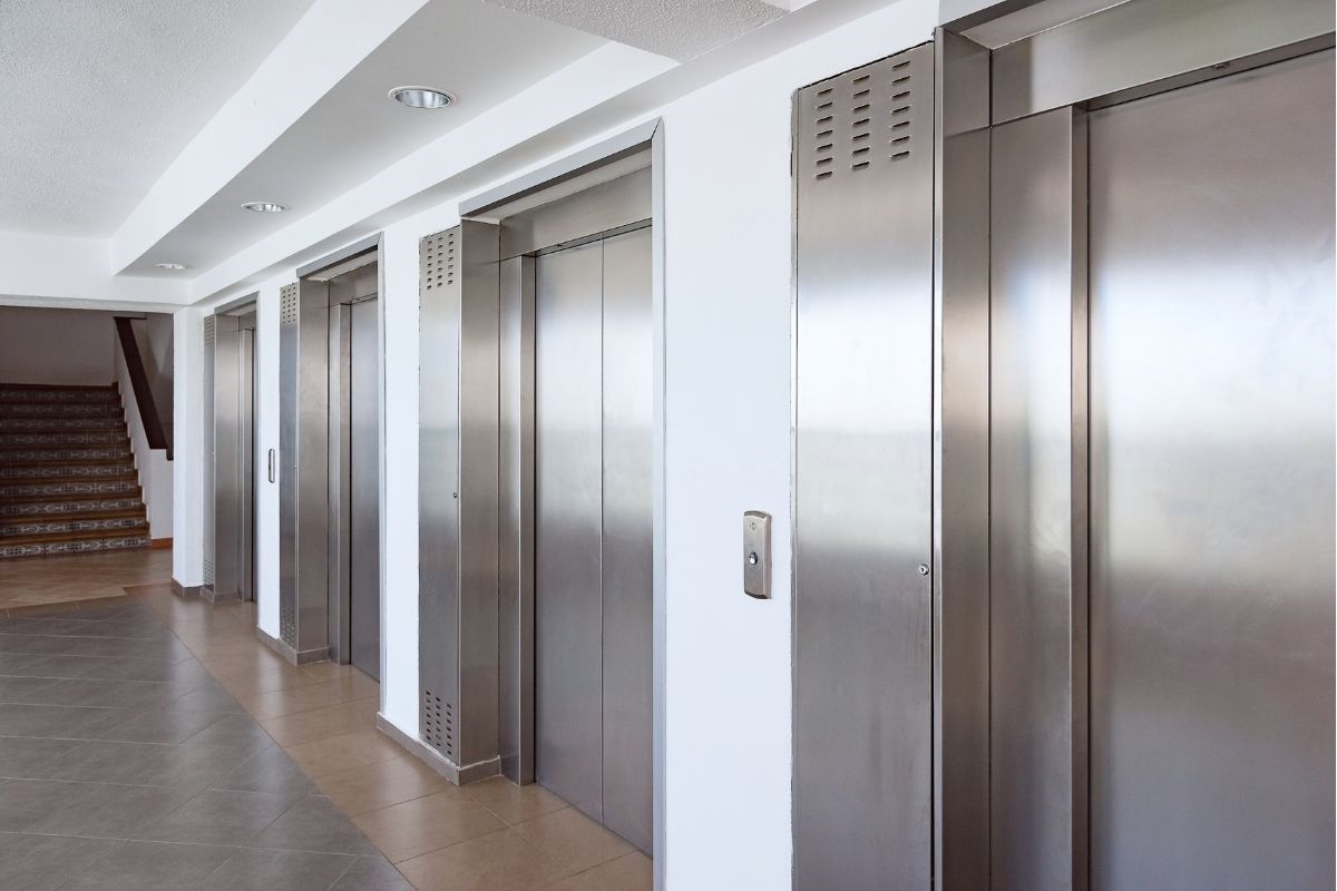 Đánh bóng inox thang máy