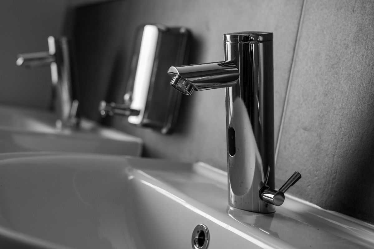 Đánh bóng inox vòi nước